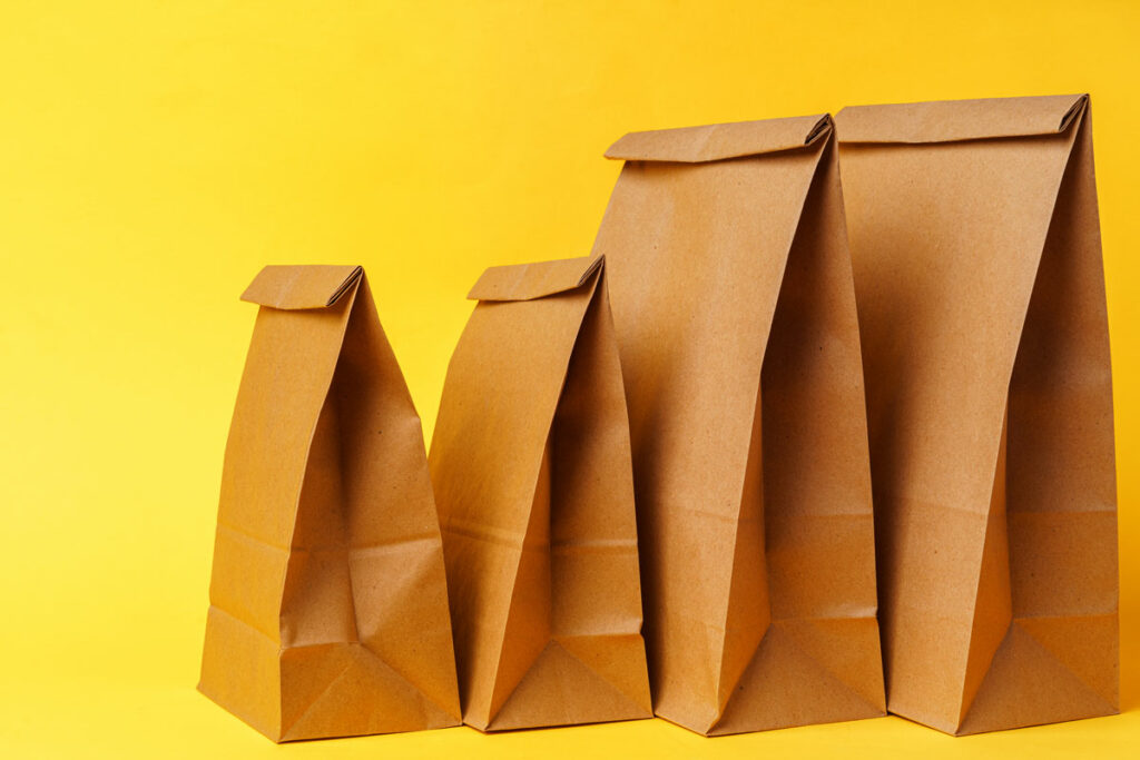Bolsas de papel kraft uso alimenticio con fondo amarillo