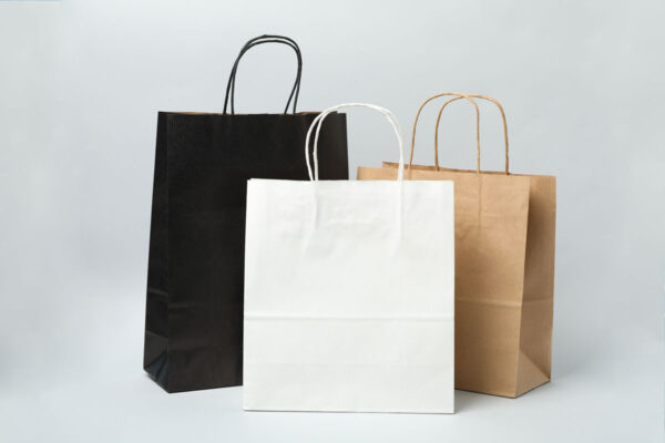 Bolsas de papel de diferentes colores kraft con asa de pie