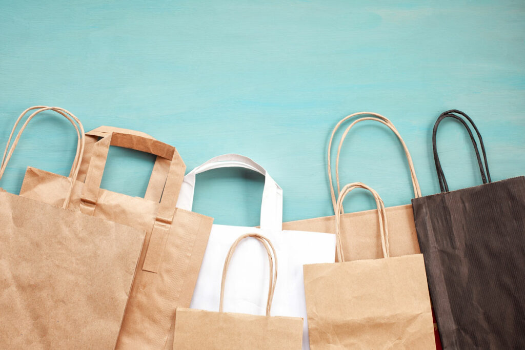 Bolsas de papel krafton amontonadas diferentes colores y tamaños