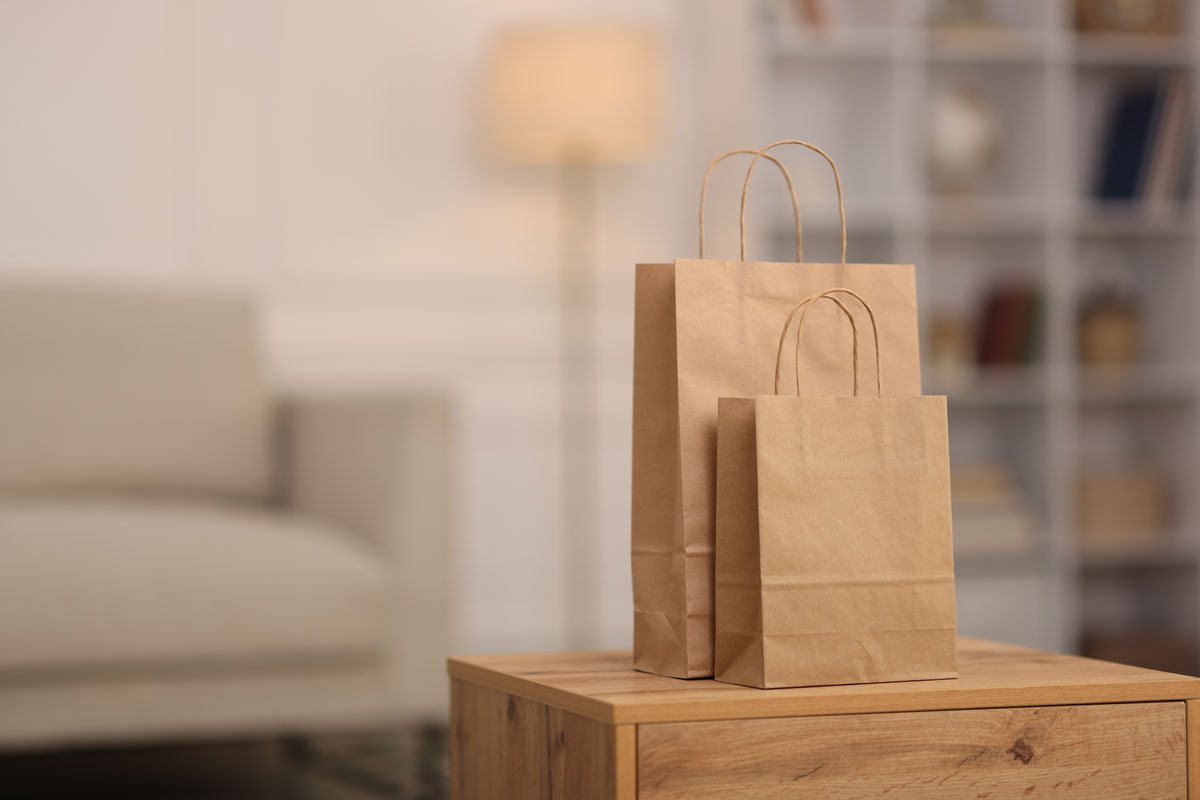 Bolsas de papel kraft con asa en un escritorio en una sala de estar