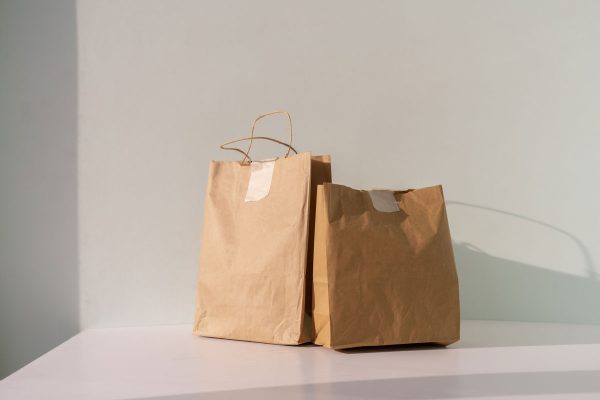 Bolsas de papel con etiquetas bolsas de papel diferentes con etiquetas cerrándolos