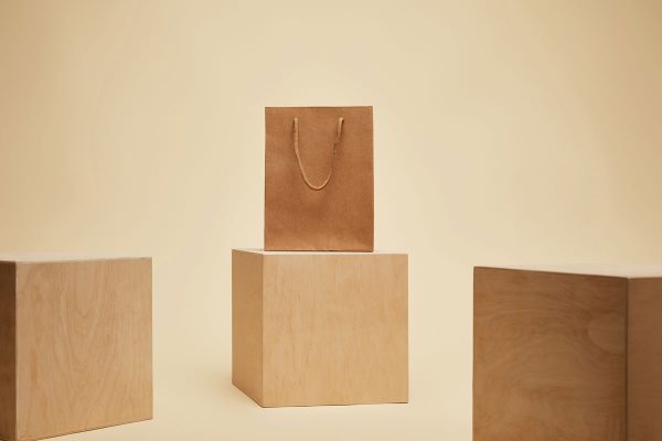 bolsa de papel uniforme resaltando encima de una caja